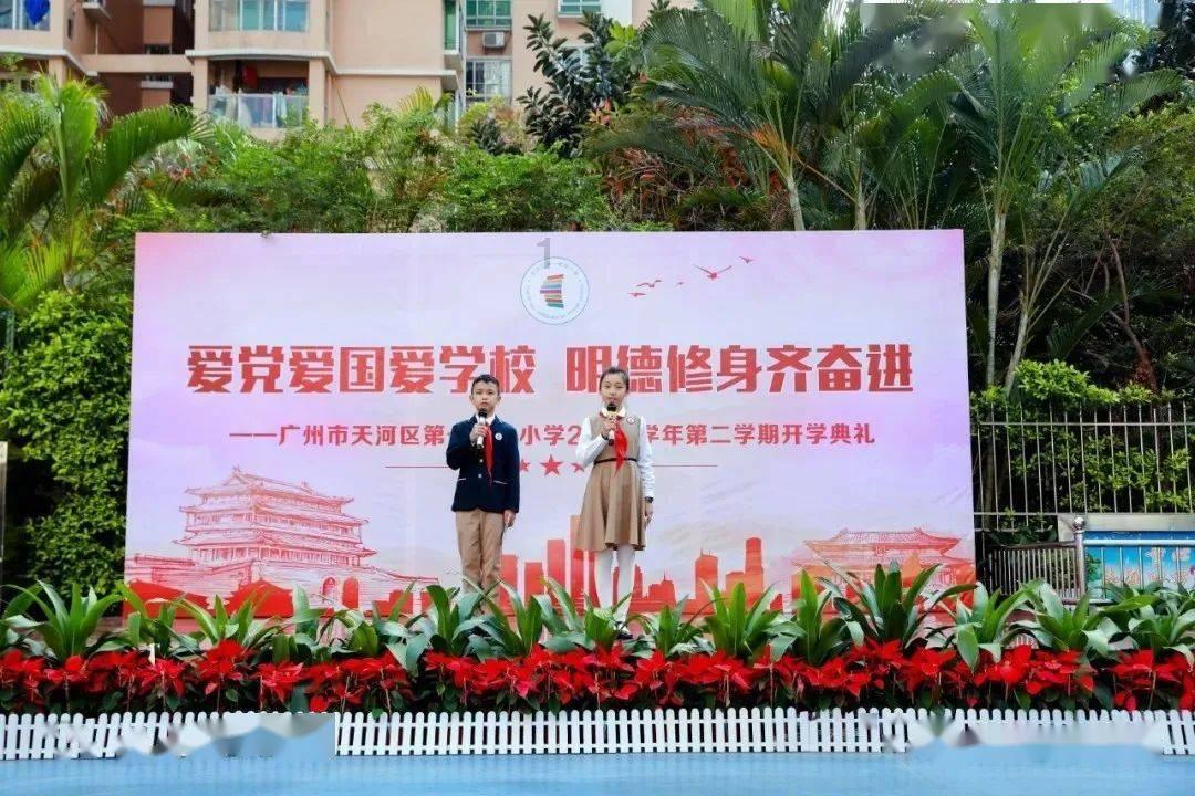 原来是她,戴着黄框心形墨镜,心态好,人年轻,美美哒